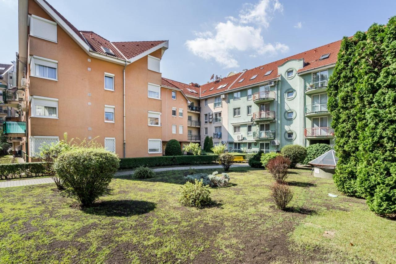 Beautiful Three Bedrooms Apartment With Free Parking Close To The Danube Coast Budapeste Exterior foto