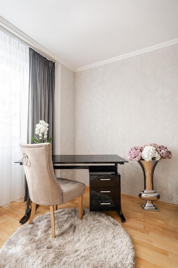 Beautiful Three Bedrooms Apartment With Free Parking Close To The Danube Coast Budapeste Exterior foto